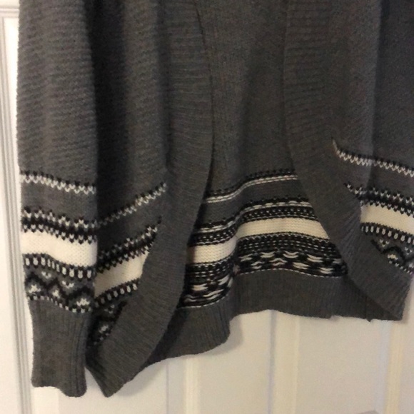 ⭐️FREE/$25 purchase⭐️ Kismet grey cardigan - Picture 3 of 3